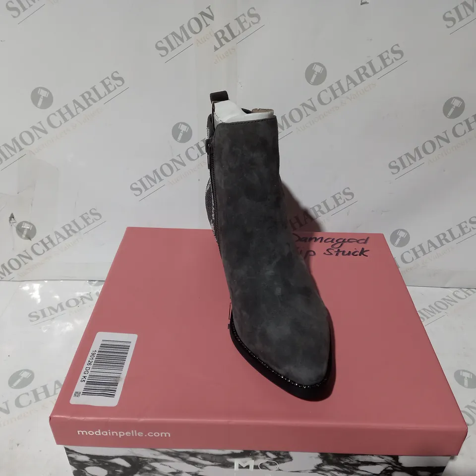 BOXED PAIR OF MODA IN PELLE KATREENA CRYSTAL ANKLE BOOTS IN DARK GREY UK SIZE 5