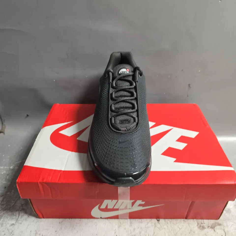 BOXED PAIR OF NIKE AIR MAX DN TRAINERS IN GREY - UK 10.5