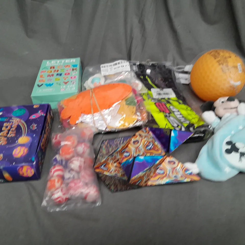 APPROXIMATELY 10 ASSORTED TOYS AND GAMES TO INCLUDE MICKEY MOUSE COMFORTER, BOUNCY BALL AND LETTER MAGNETS