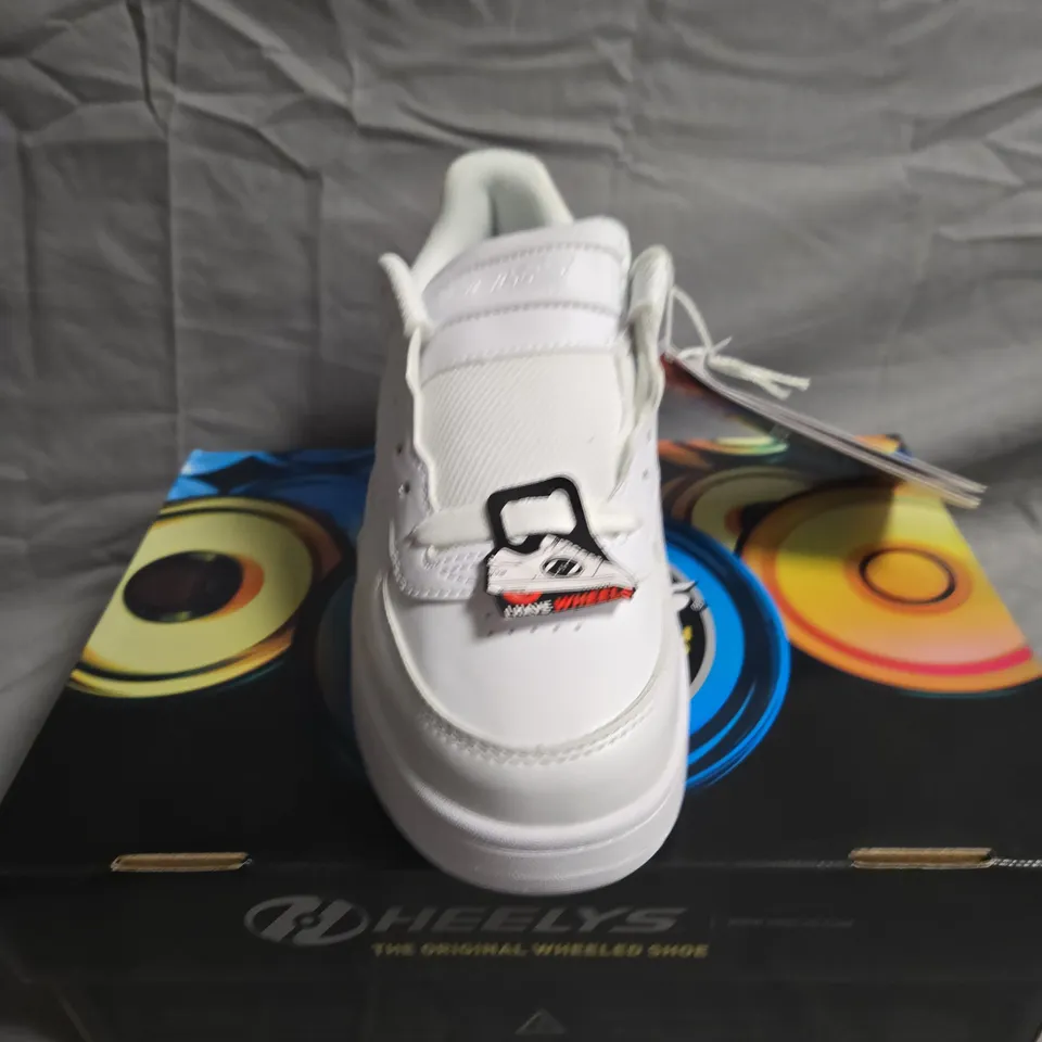 BOXED PAIR OF HEELYS REZERVE LOW TRAINERS - UK SIZE 4