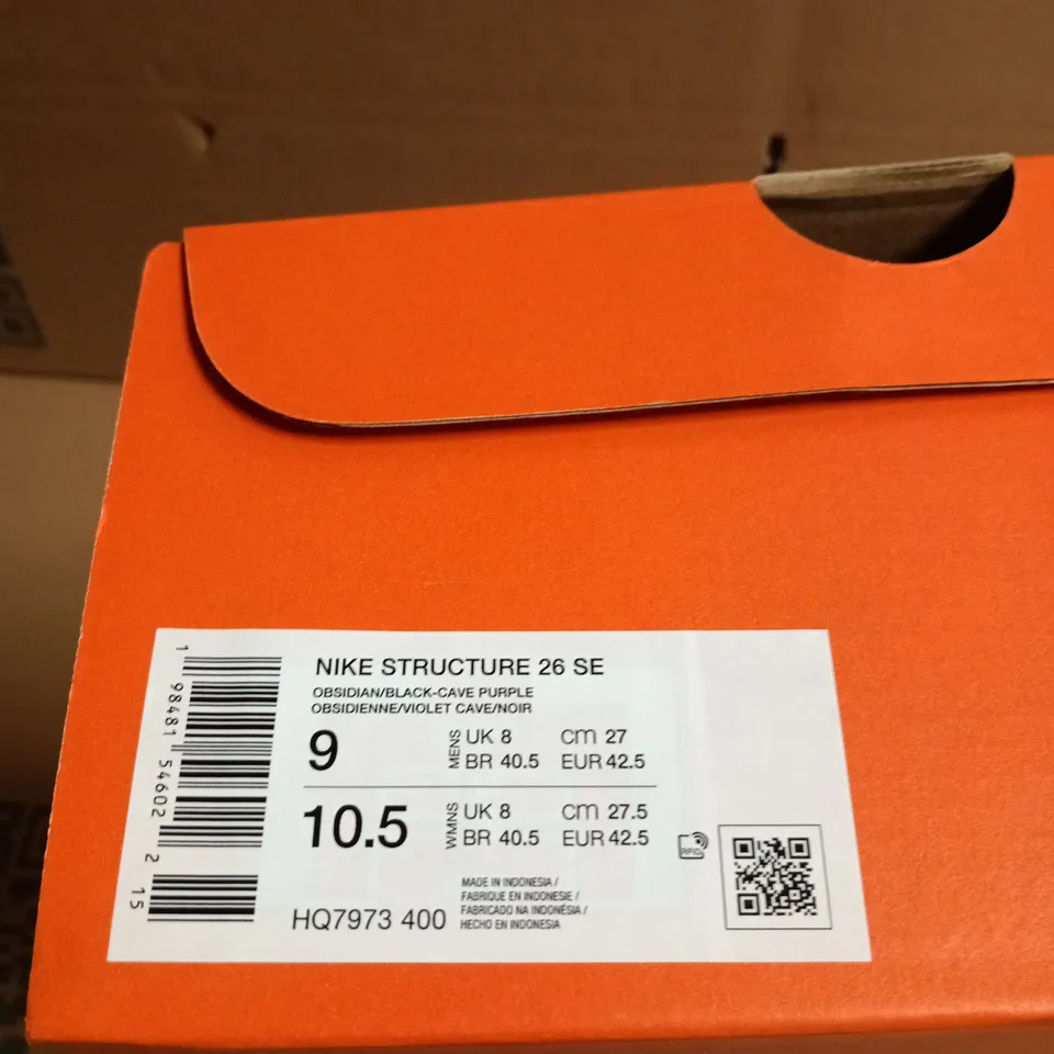 BOXED PAIR OF NIKE STRUCTURE 26 SE RUNNING SHOES – UK SIZE 8