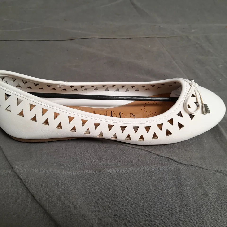 APPROXIMATELY 10 PAIRS OF LADIES SOLE SENSATION CUT OUT DETAIL PUMPS WHITE SIZE 6