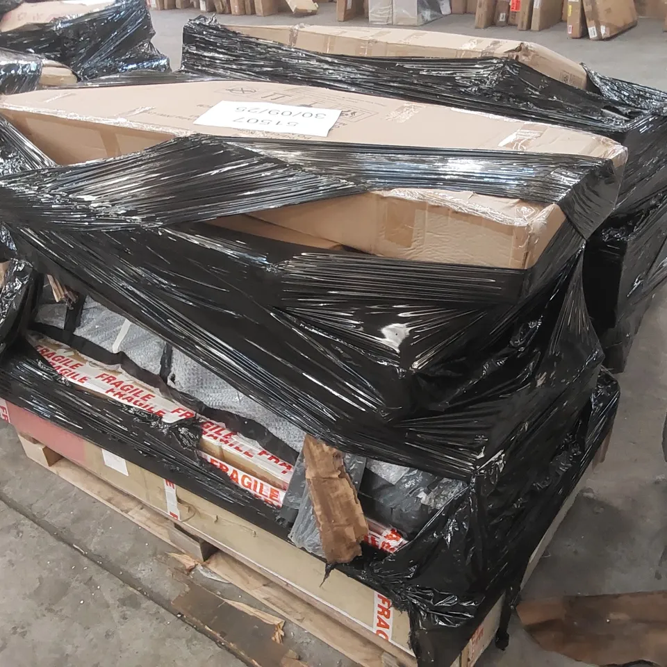 PALLET CONTAINING A LARGE ASSORTMENT OF GARDEN FURNITURE PARTS