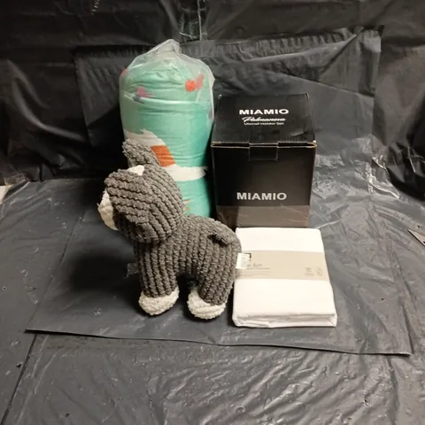 BOX OF APPROXIMATELY 20 ASSORTED HOUSEHOLD ITEMS INCLUDING MIAMIO UTENSIL HOLDER SET, F&F SUPER SOFT PILLOW CASES, SOFT TOY DOG AND GREEN ANIMAL DESIGN THROW