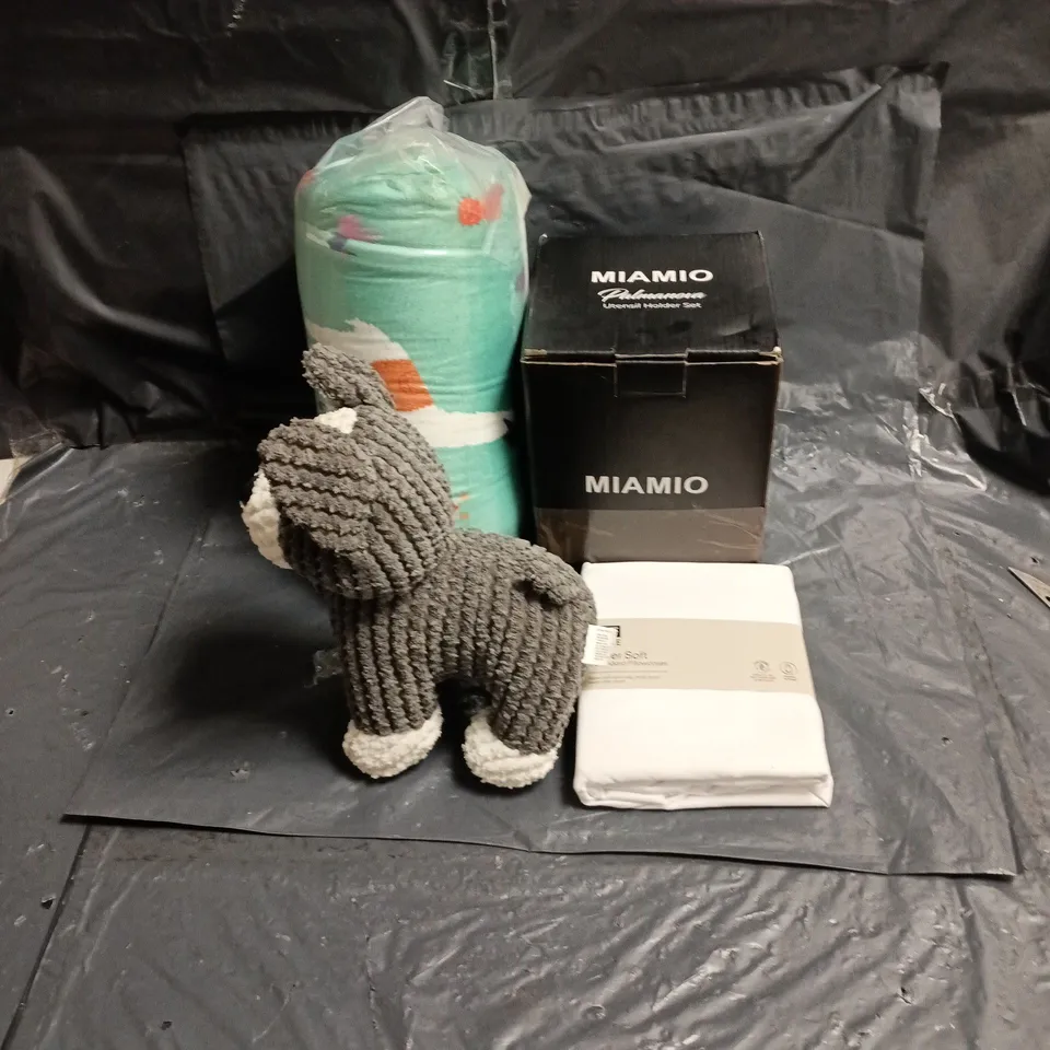 BOX OF APPROXIMATELY 20 ASSORTED HOUSEHOLD ITEMS INCLUDING MIAMIO UTENSIL HOLDER SET, F&F SUPER SOFT PILLOW CASES, SOFT TOY DOG AND GREEN ANIMAL DESIGN THROW