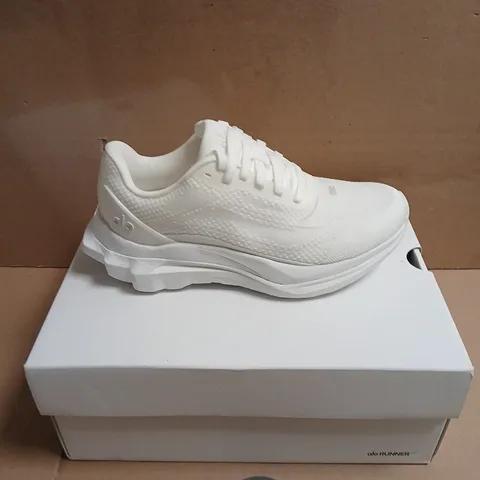BOXED PAIR OF ALO RUNNER WHITE SNEAKERS – UNISEX, UK 2.5