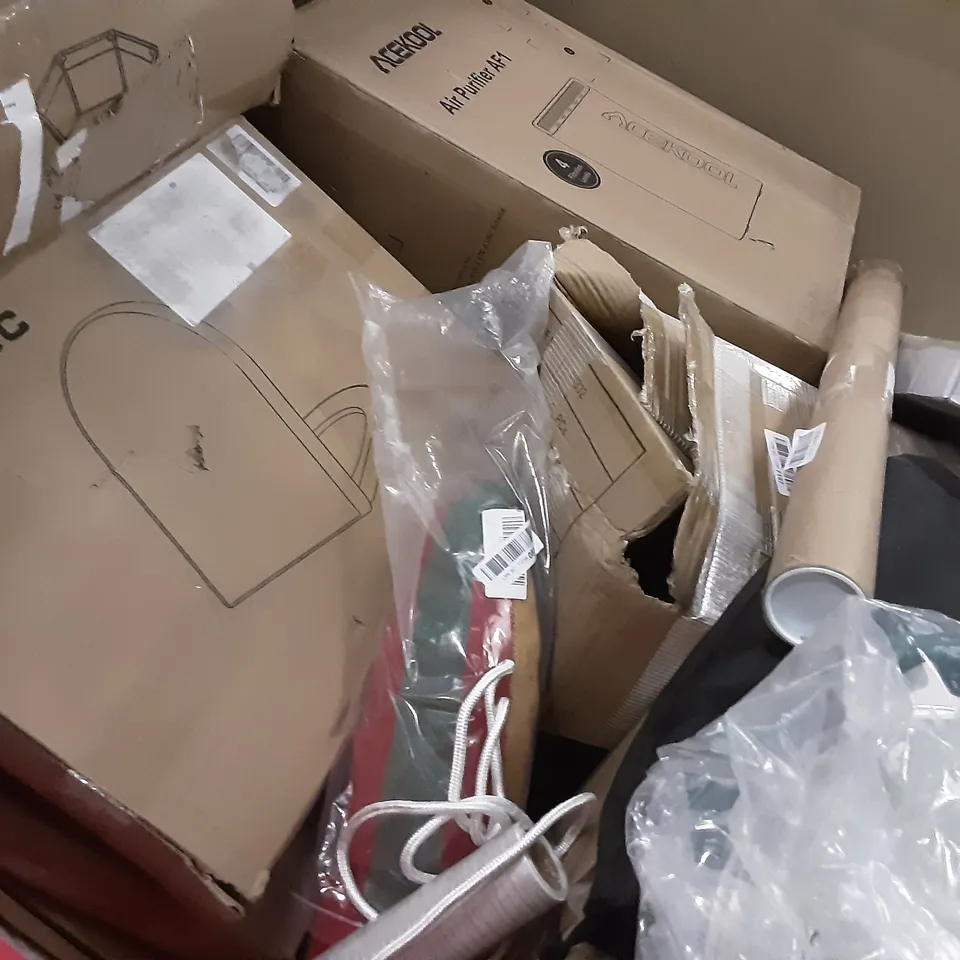PALLET OF ASSORTED PRODUCTS INCLUDING SUNDEE TOILET SEAT, STOREMIC TOILET SEAT, BLUE TARP, ACEKOOL AIR PURIFIER, WEIGHTED BLANKET, SIDE TABLE 