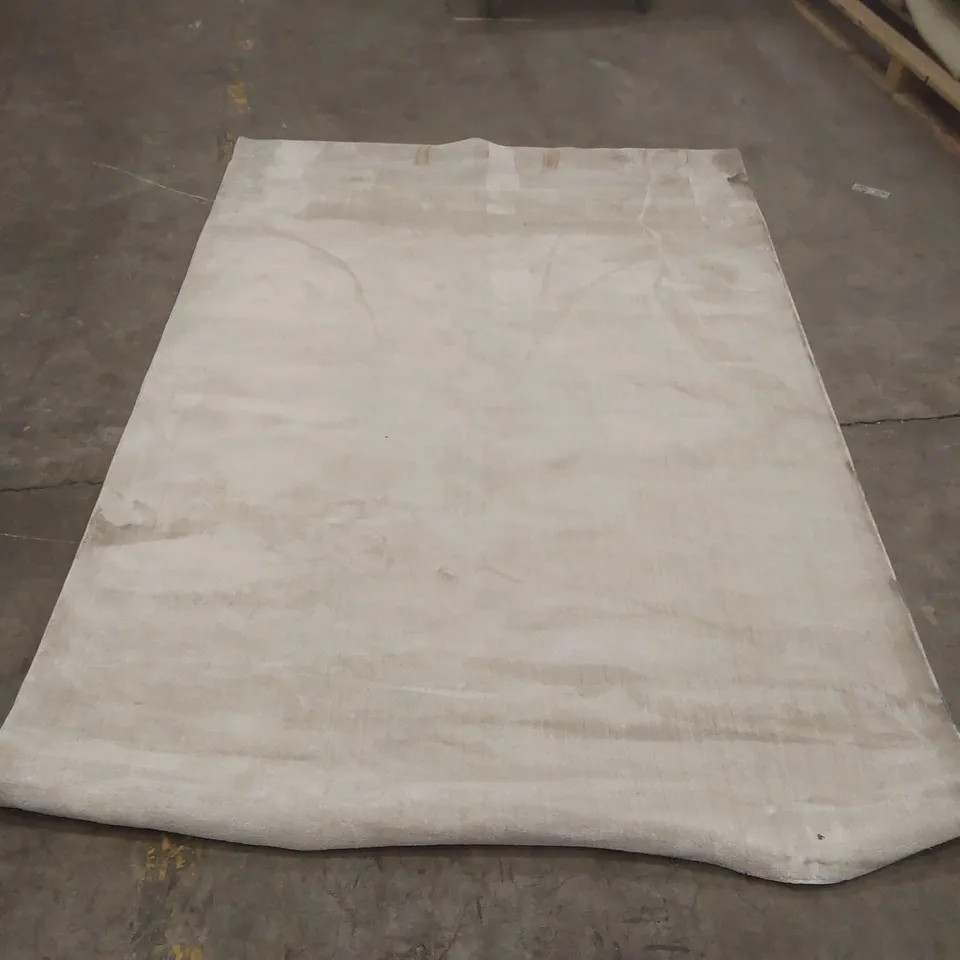 QUALITY DESIGNER AREA RUG - APPROXIMATELY 225 x 150cm