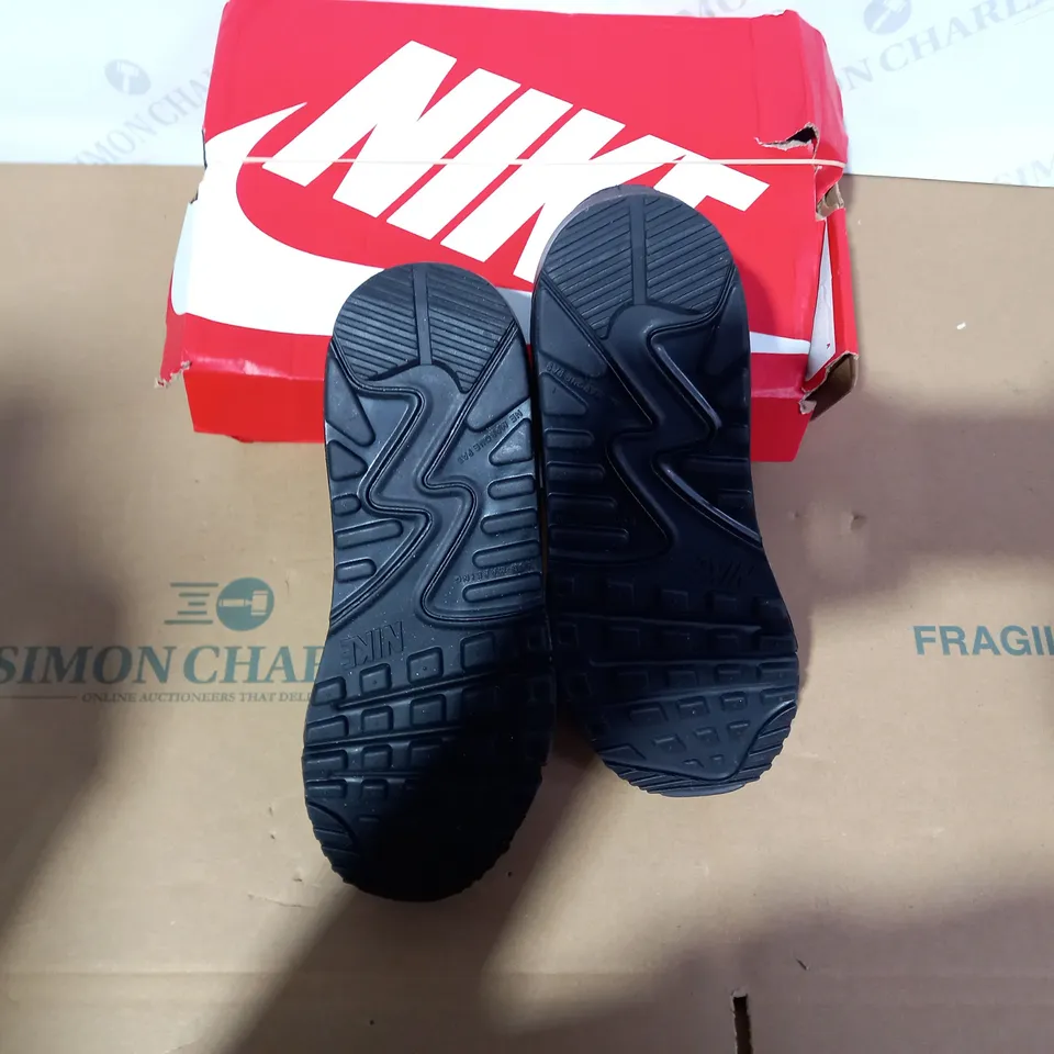 BOXED PAIR OF NIKE BLACK TRAINERS SIZE 6