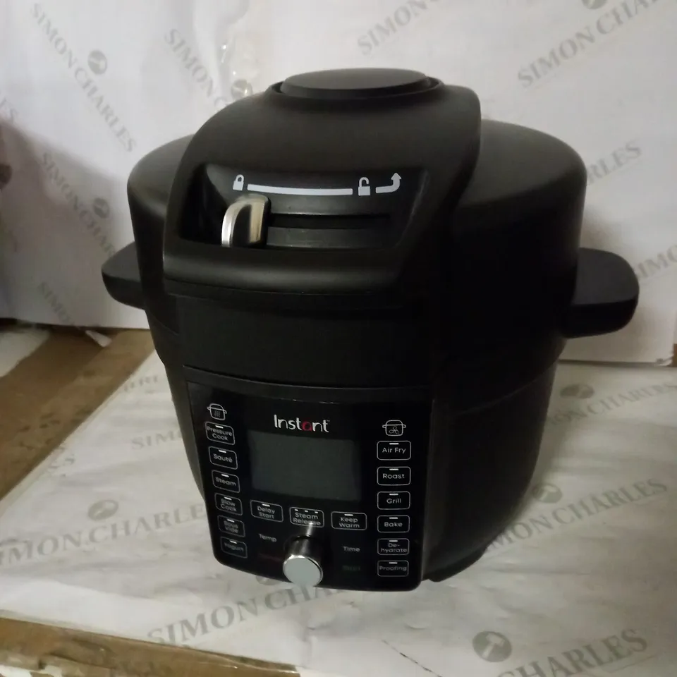 INSTANT POT DUO CRISP WITH ULTIMATE LID MULTI-COOKER AND AIR FRYER 