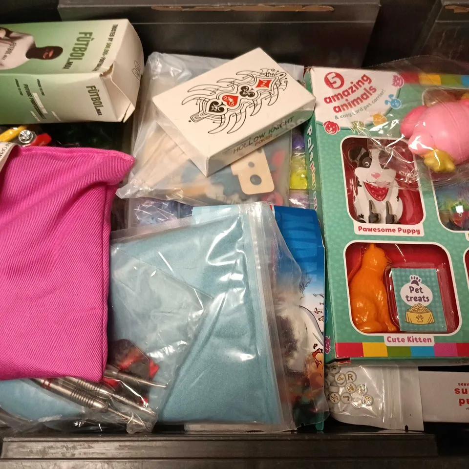 APPROXIMATELY 15 ASSORTED TOYS & GAMES PRODUCTS TO INCLUDE DARTS, ROAD SIGNS CARDS, PET PALS PLAY SET, ETC