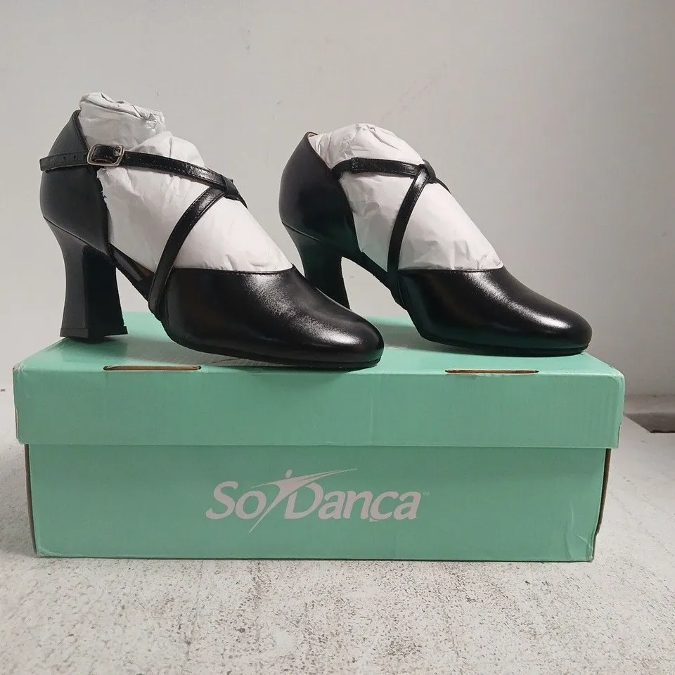 BOXED PAIR OF SO DANCA CLOSED TOE HEELED SHOES IN BLACK SIZE UK 3.5