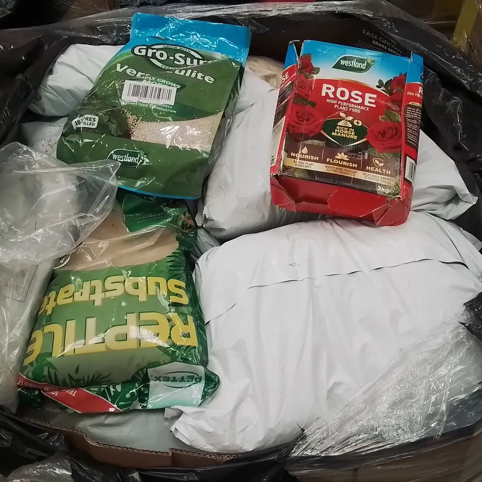 PALLET CONTAINING A LARGE QUANTITY OF ASSORTED GARDENING SUPPLIES FOR GROUND AND PLANT MAINTENANCE 