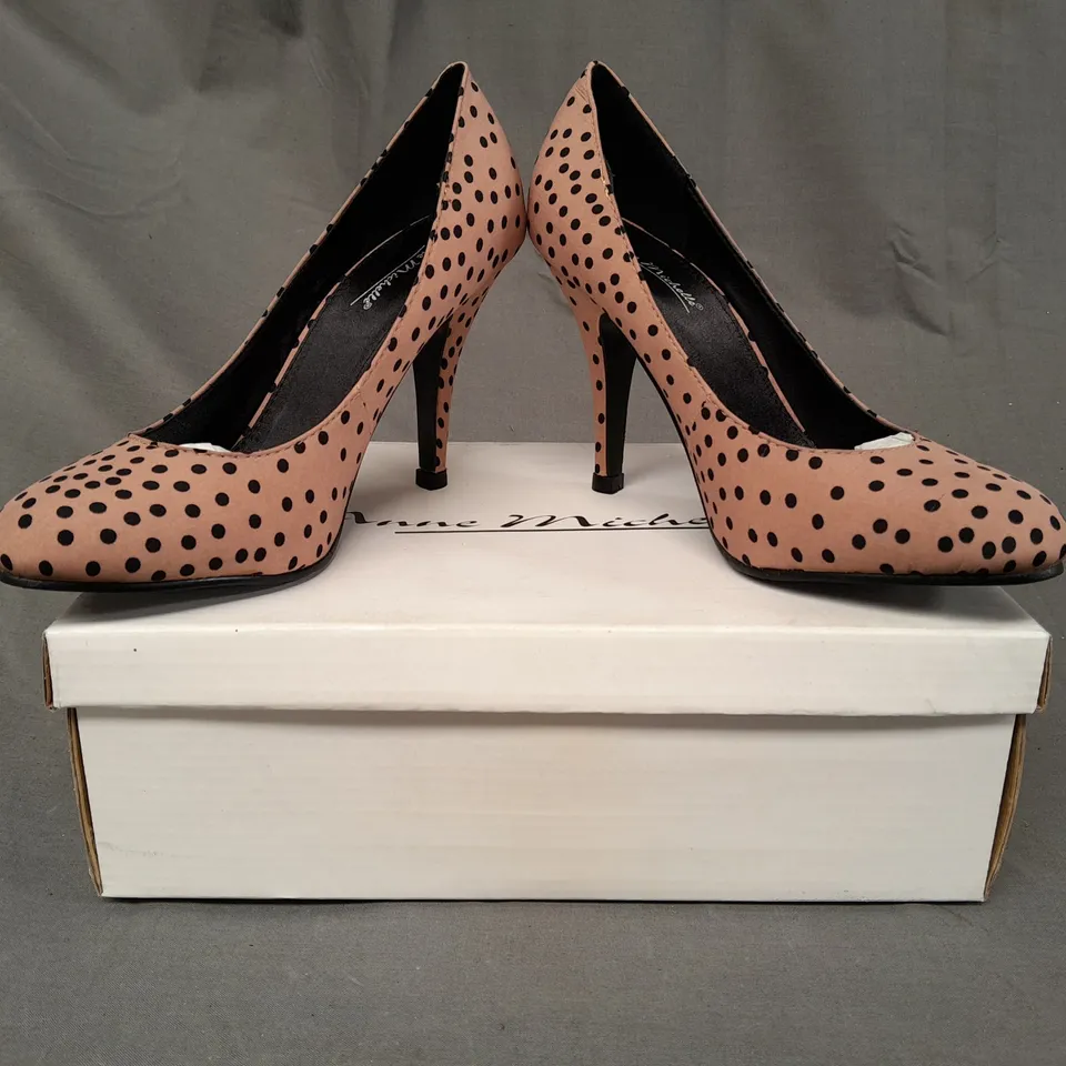 BOXED PAIR OF ANNE MICHELLE CLOSED TOE HIGH HEELED SHOES IN NUDE W. DOT DESIGN SIZE 5