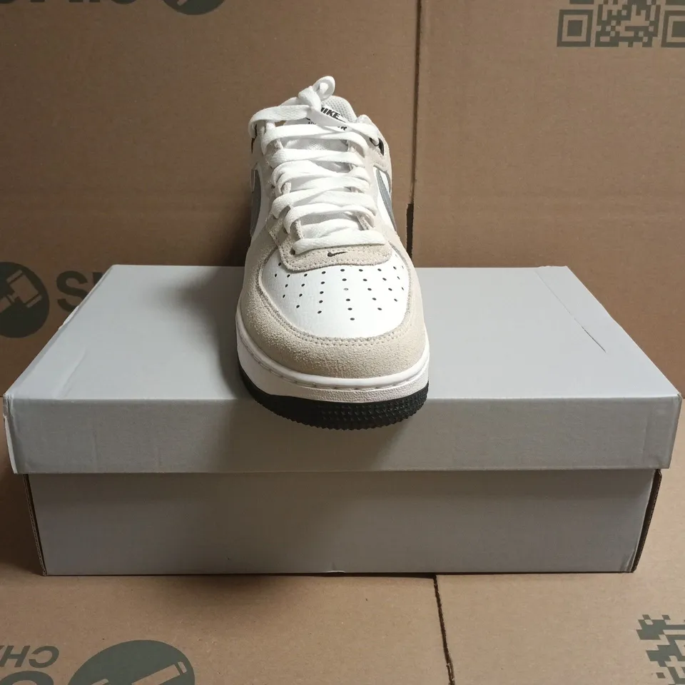 BOXED PAIR OF NIKE AIR FORCE 1 '07 LV8 TRAINERS IN WHITE/GREY SIZE UK 7