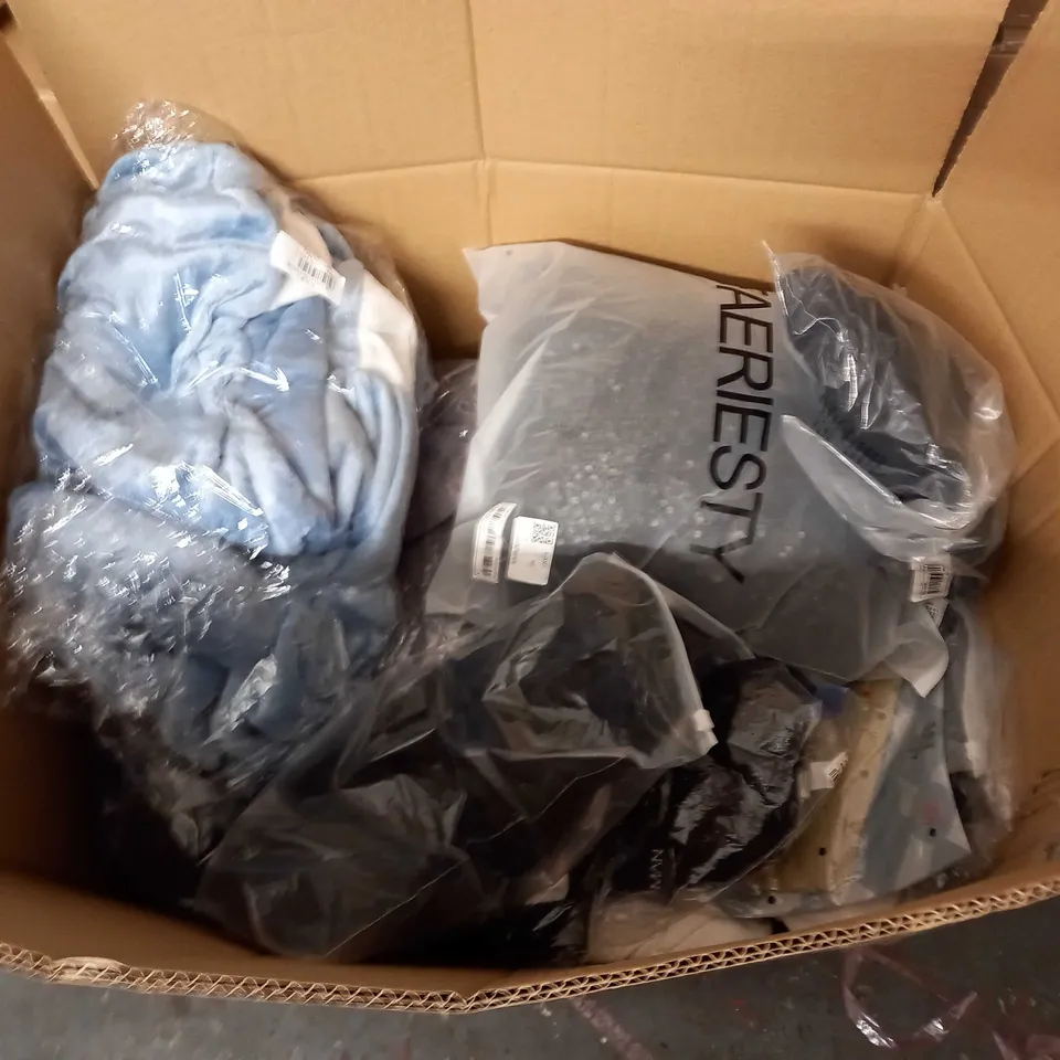 LARGE QUANTITY OF ASSORTED BAGGED CLOTHING ITEMS 