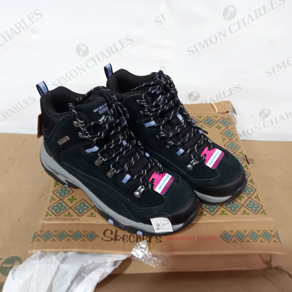 BOXED PAIR OF SKECHERS BLACK BOOTS - SIZE 5