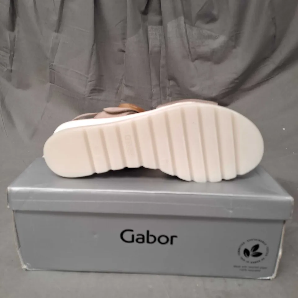 BOXED PAIR OF SANDAL DEEP FOOTBED SANDALS SIZE 7
