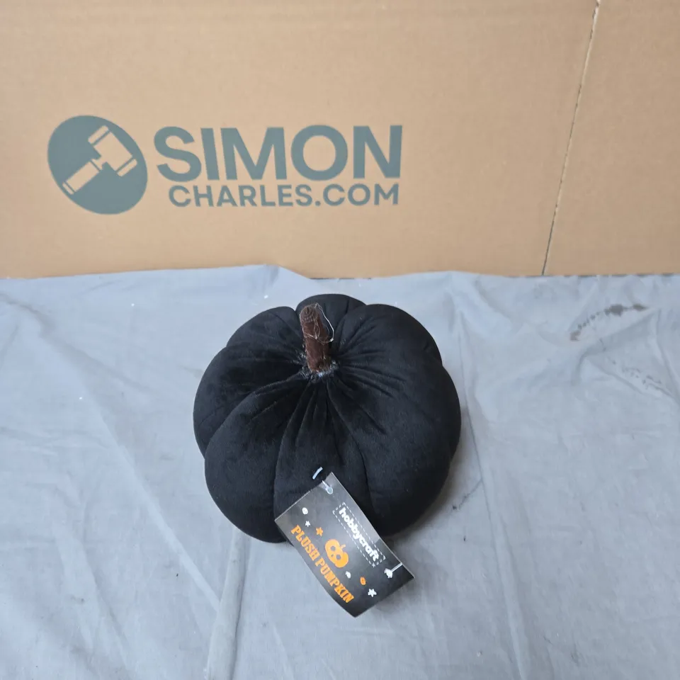 BOX OF APPROXIMATELY 70 HOBBYCRAFT PLUSH PUMPKIN DECORATIONS – BLACK VELVET PUMPKINS