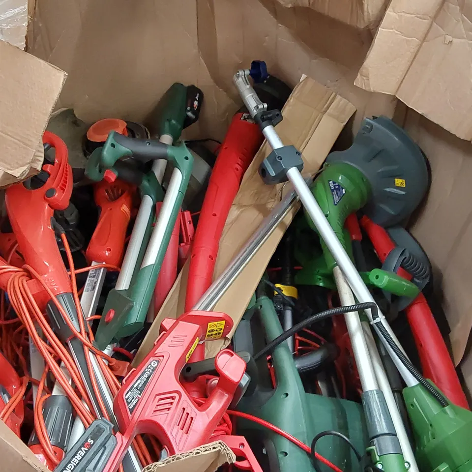 PALLET OF APPROXIMATELY 33 ASSORTED GRASS TRIMMERS