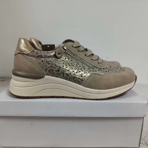 BOXED PAIR OF SHOES BY EMMA BEIGE SHOREDITCH-STYLE TRAINERS WITH SIDE ZIP – UK 7