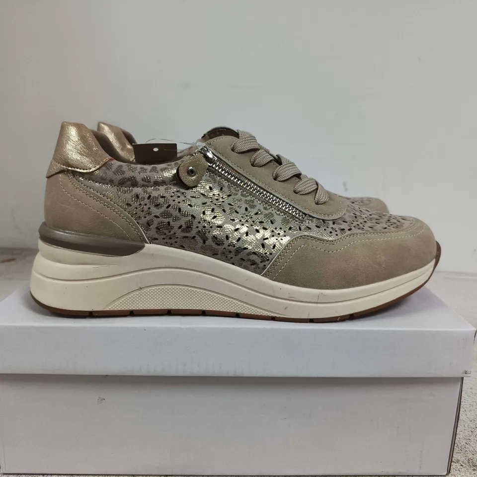 BOXED PAIR OF SHOES BY EMMA BEIGE SHOREDITCH-STYLE TRAINERS WITH SIDE ZIP – UK 7