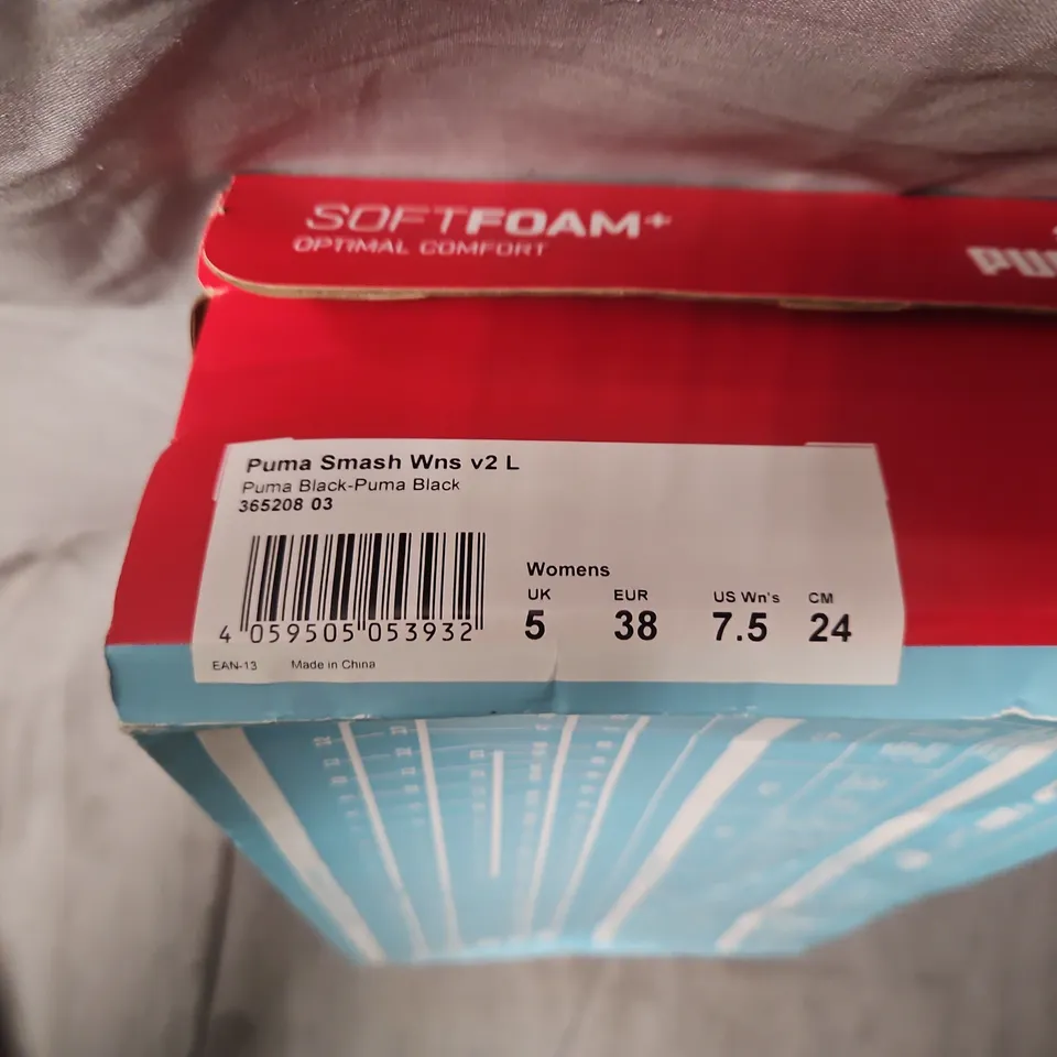 BOXED PUMA SMASH WNS V2 L – WOMEN'S BLACK TRAINERS, UK 5 (EU 38)