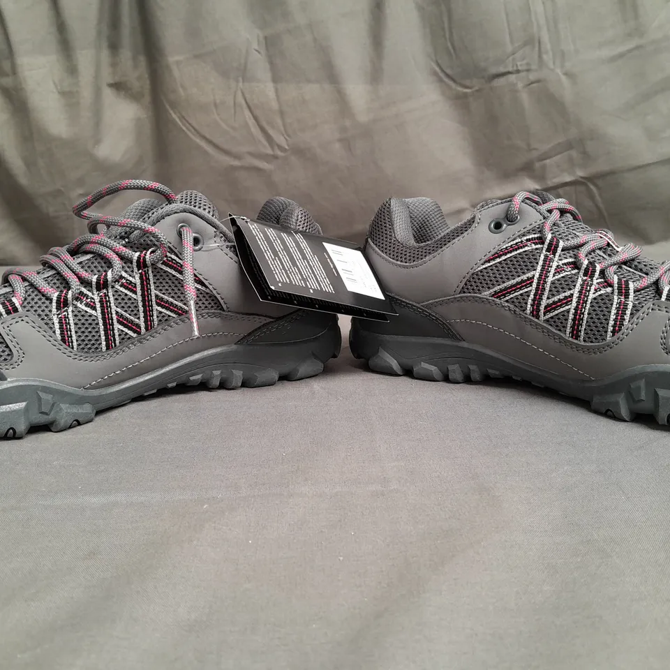 BOXED PAIR OF REGATTA TRAINERS SIZE UK 6