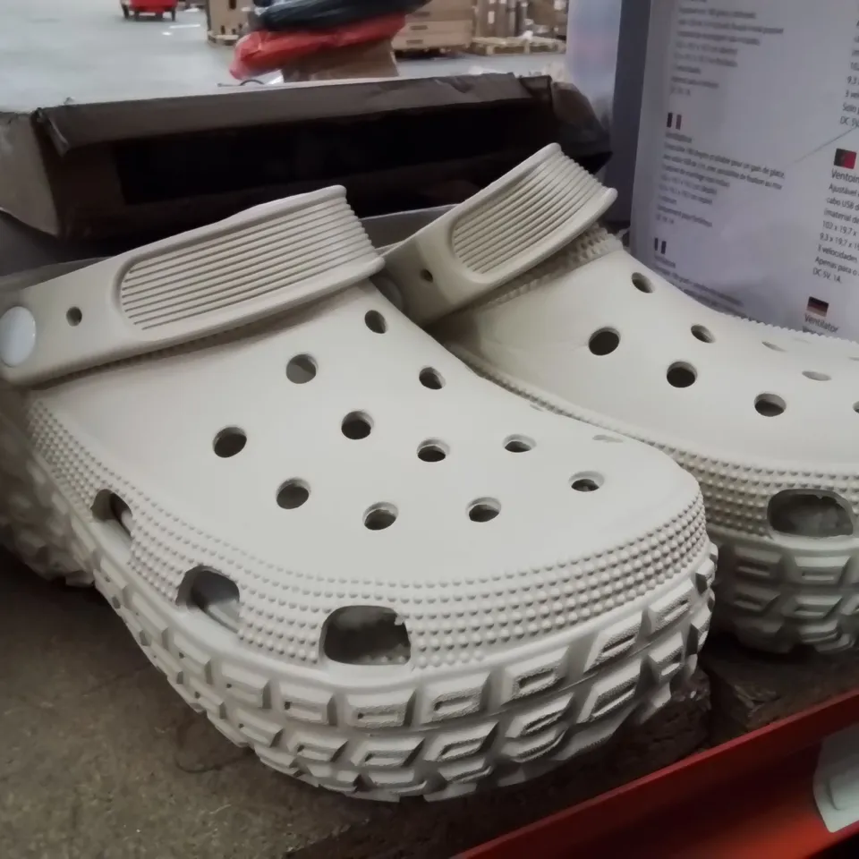 PAIR OF CROC STYLE SHOES SIZE 37-38