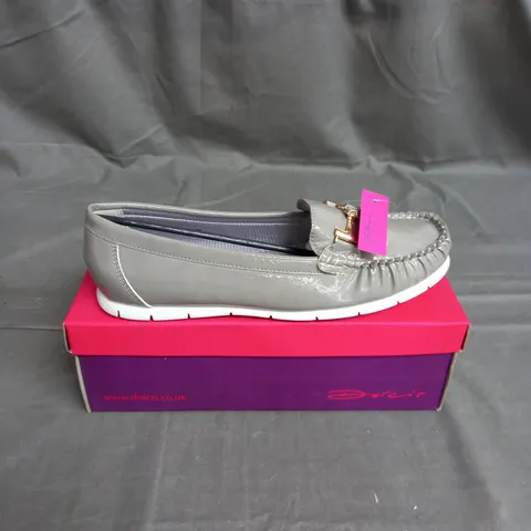 BOX OF 15 PAIRS OF DOLCIS KIRSTEN SLIP ON SHOE IN GLOSSY LIGHT GREY - VARIOUS SIZES