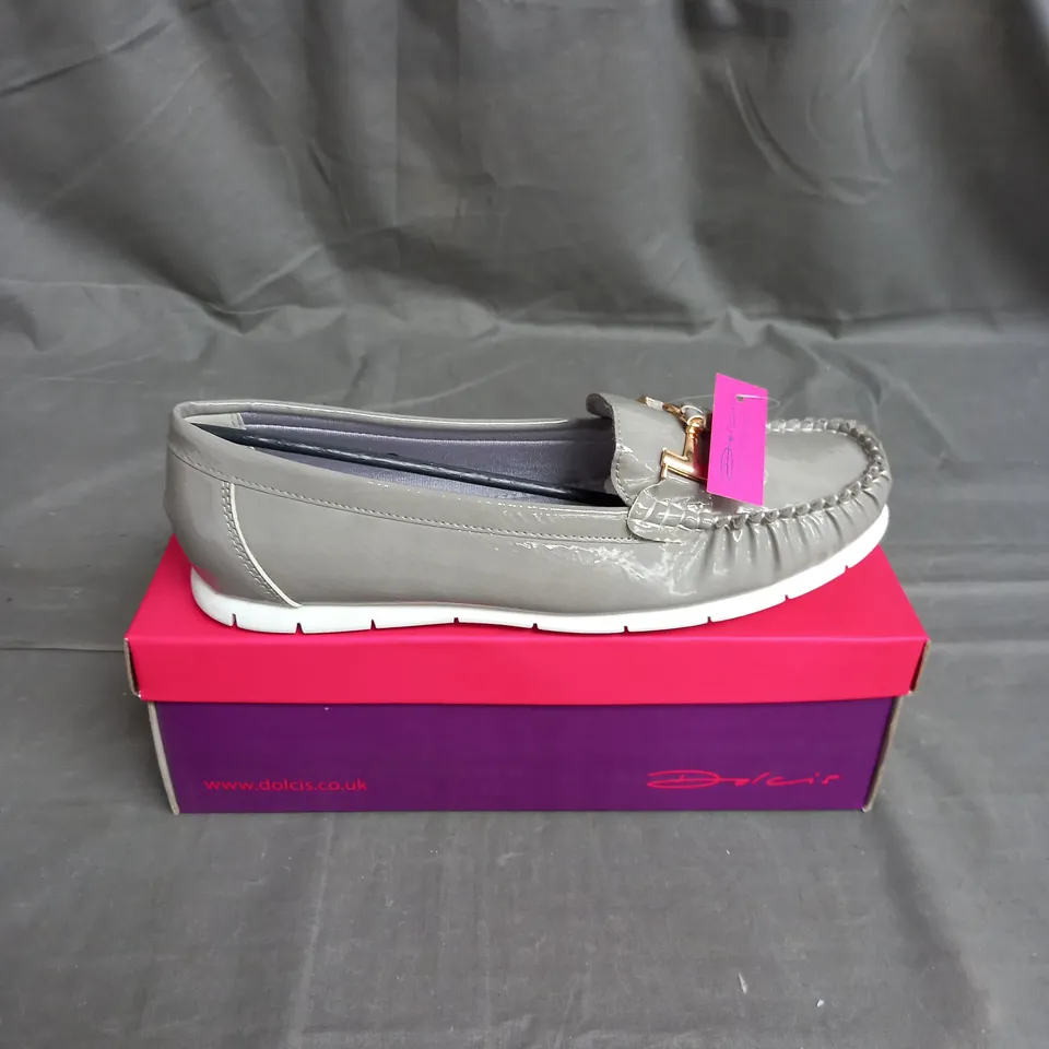 BOX OF 15 PAIRS OF DOLCIS KIRSTEN SLIP ON SHOE IN GLOSSY LIGHT GREY - VARIOUS SIZES