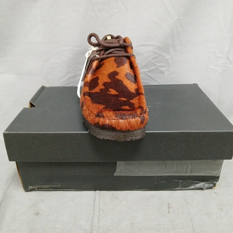 BOXED PAIR OF CLARKS ORIGINALS WALLABEE SHOES IN BROWN COW PRINT SIZE UK 9