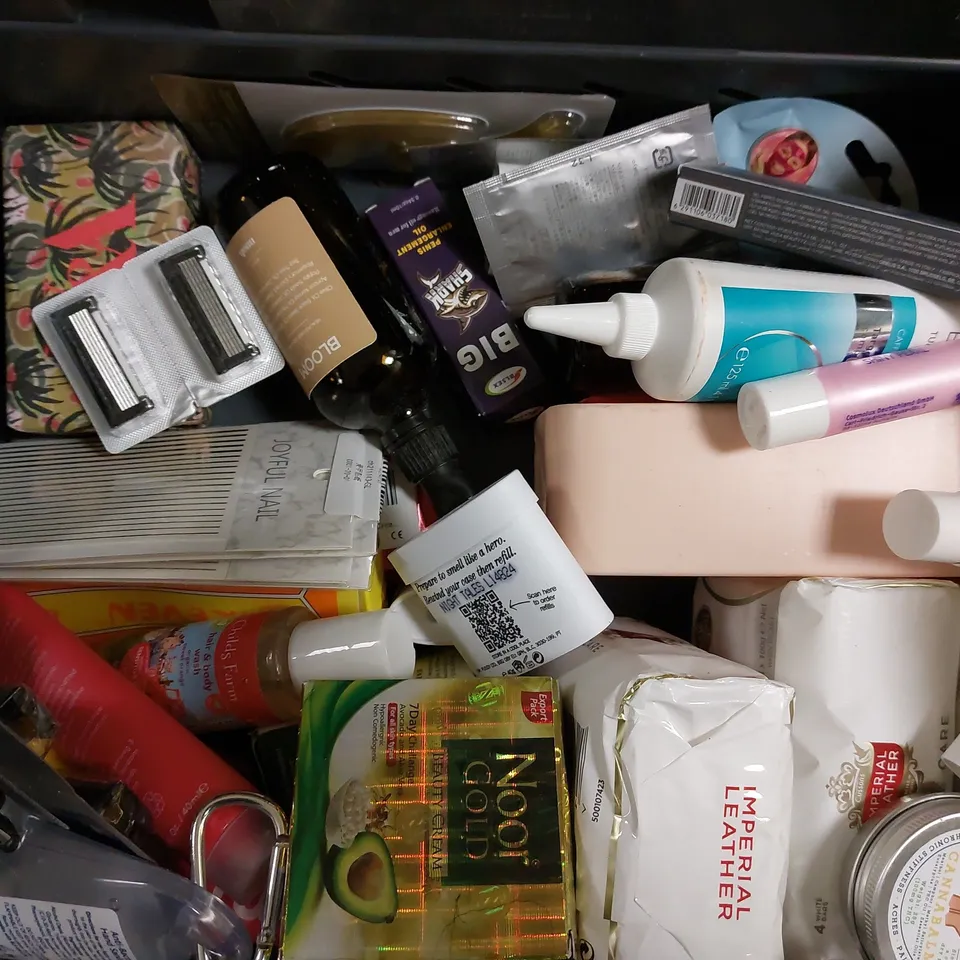 BOX OF APPROX 20 COSMETIC ITEMS TO INCLUDE ONLY CURLS ALL CURL CLEANSER, LOVE NATURE FRAGRANCE MIST, CHAMOIS BUTT`R ANTI-CHAFE CREAM