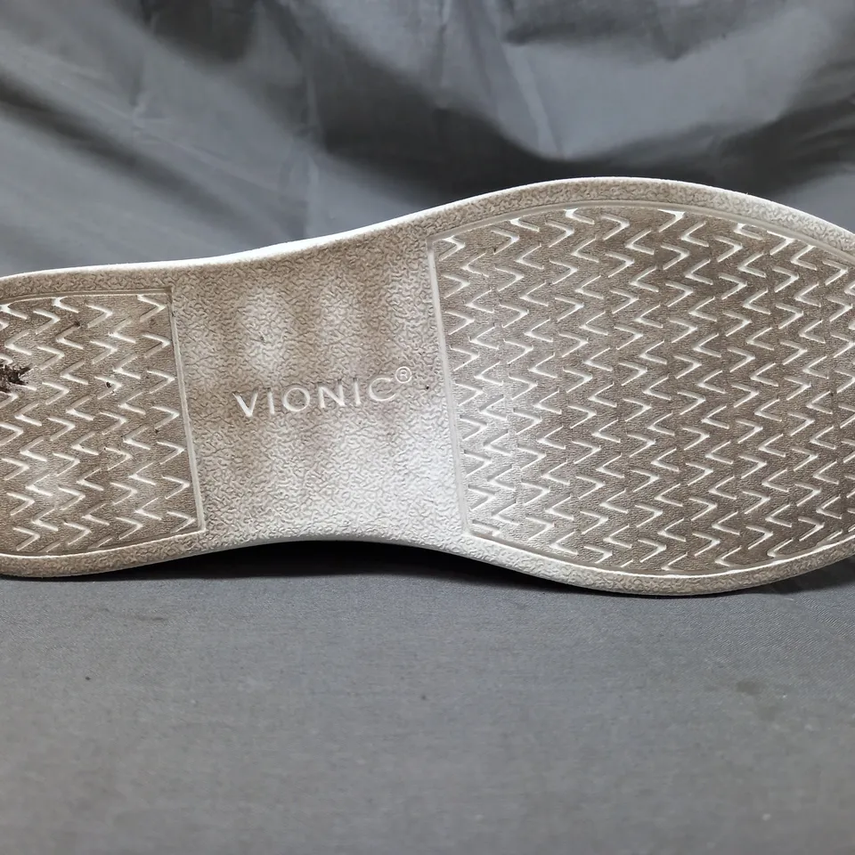 BOXED PAIR OF VIONIC MYLIE TRAINERS IN BLACK SIZE 5.5