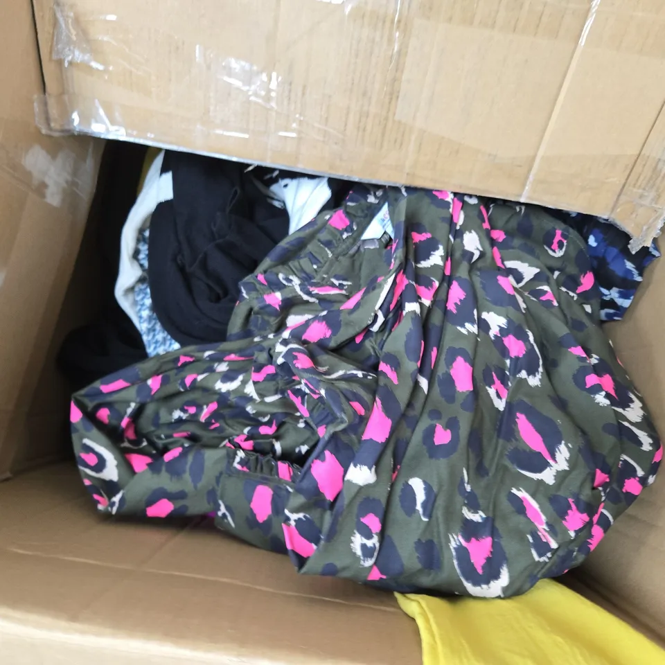 APPROXIMATELY 15 ASSORTED CLOTHING ITEMS IN VARIOUS STYLES, SIZES & COLOURS TO INCLUDE WYNNNE LAYERS, D&CO, KIM&CO, ETC