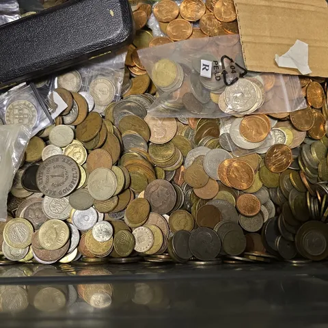 TOTE OF LARGE AMOUNT OF ASSORTED COINS & CURRENCIES 