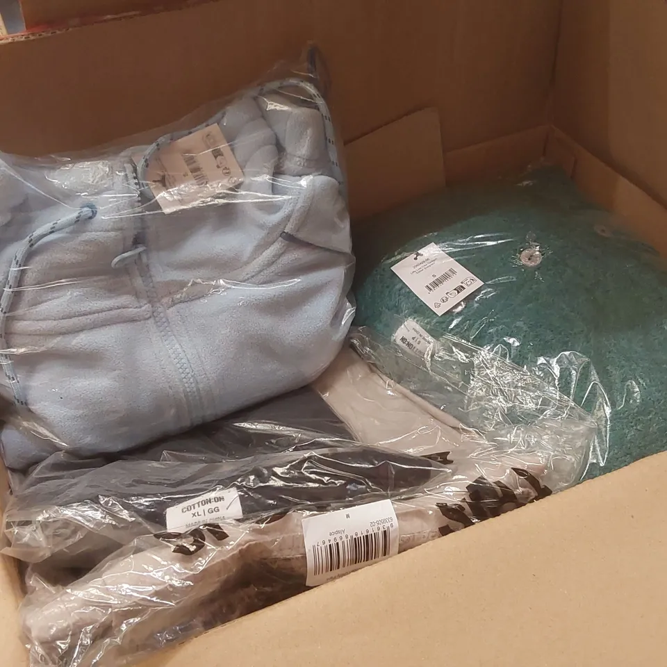 PALLET CONTAINING A VERY LARGE QUANTITY OF BRAND NEW ASSORTED CLOTHING INCLUDING: JUMPERS, JEANS, BIKINIS, T-SHIRTS, TROUSERS ECT