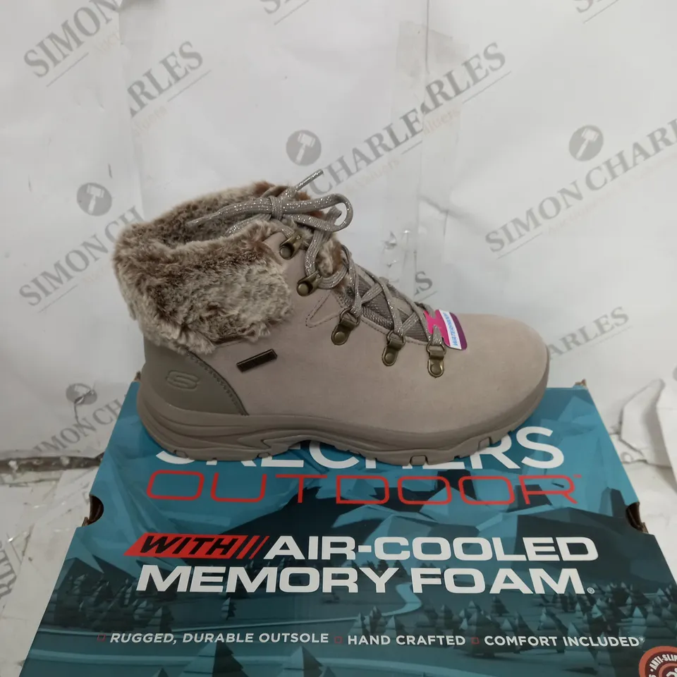 BOXED PAIR OF SKECHERS TREGO LACE UP FAUX FUR CUFF WATERPROOF BOOT TAUPE - SIZE 6
