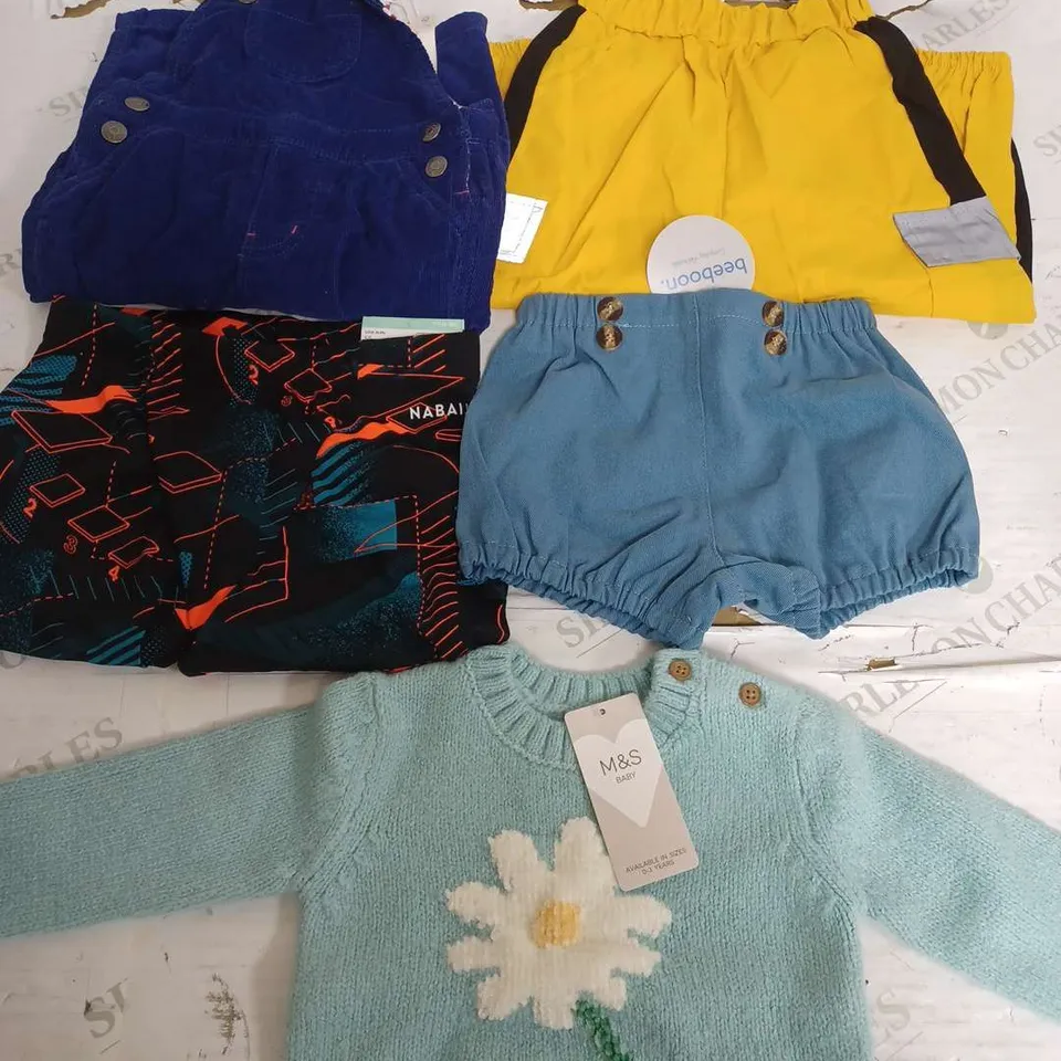 BOX OF APPROXIMATELY 30 ASSORTED CHILDRENS ITEMS TO INCLUDE - TROUSERS , JUMPER , T-SHIRT ETC