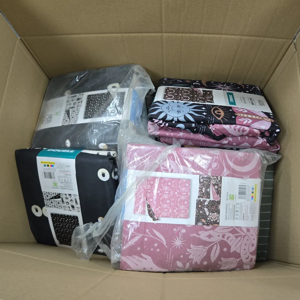 BOX OF APPROXIMATELY 12 ASSORTED BEDDING & SOFT FABRICS ITEMS TO INCLUDE - DUVET SET - FITTED SHEET ETC. 