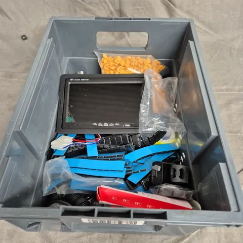TOTE OF APPROXIMATELY. 10 ASSORTED CAR ITEMS TO INCLUDE CAR PLAY SCREEN AND CAR TOOLS