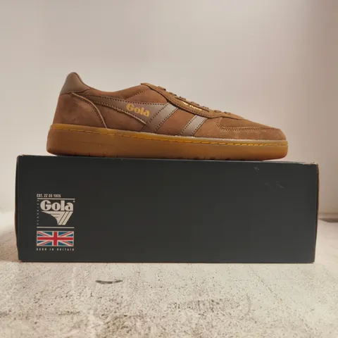 BOXED PAIR OF GOLA MEN'S HAWK SUEDE '86 TRAINERS IN TOBACCO/GUM SIZE UK 10