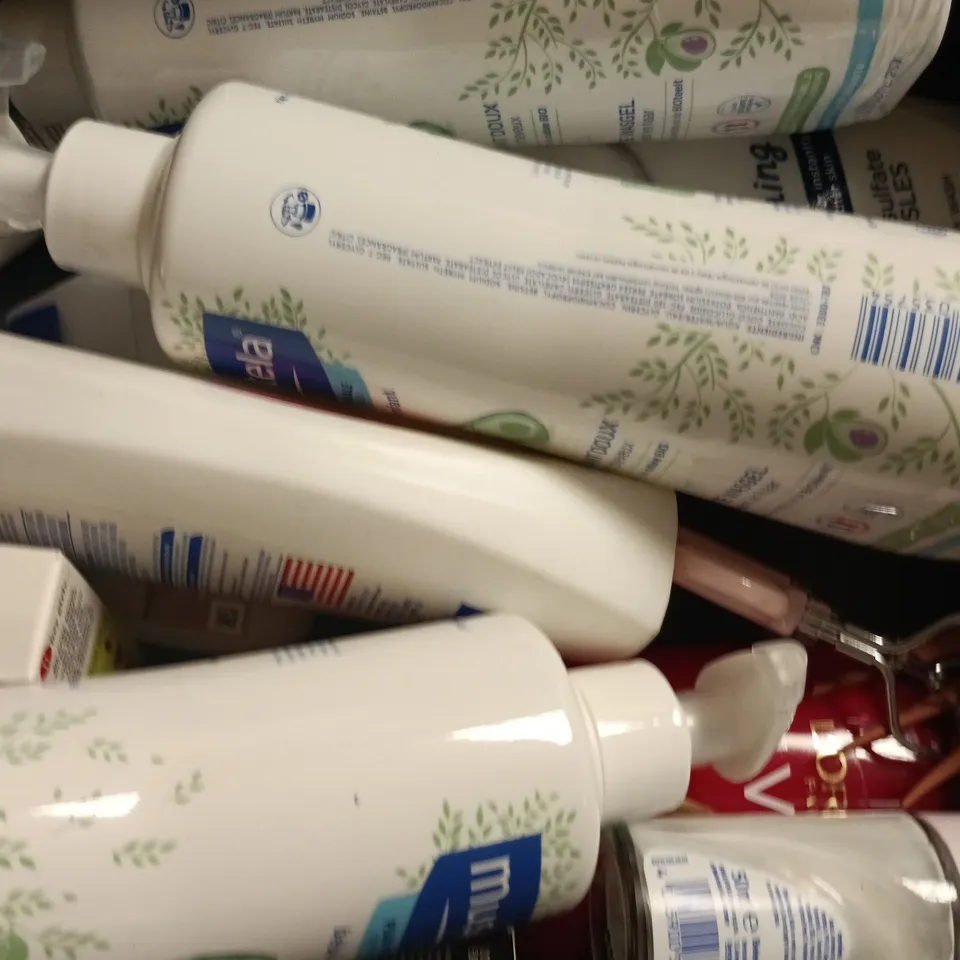 APPROXIMATELY 12 ASSORTED COSMETIC ITEMS TO INCLUDE DOVE, MUSTELA, ETC - COLLECTION ONLY