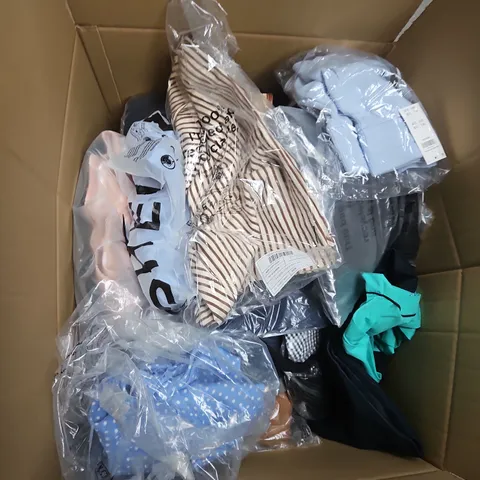 APPROXIMATELY 20 ASSORTED CLOTHING ITEMS IN VARIOUS SIZES, STYLES AND COLOURS