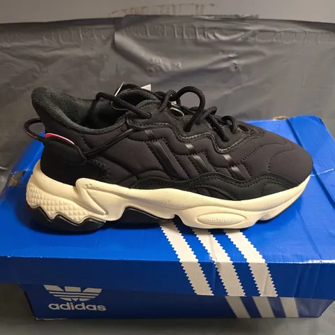 BOXED PAIR OF ADIDAS OZWEEGO TRAINERS - UK SIZE 3.5