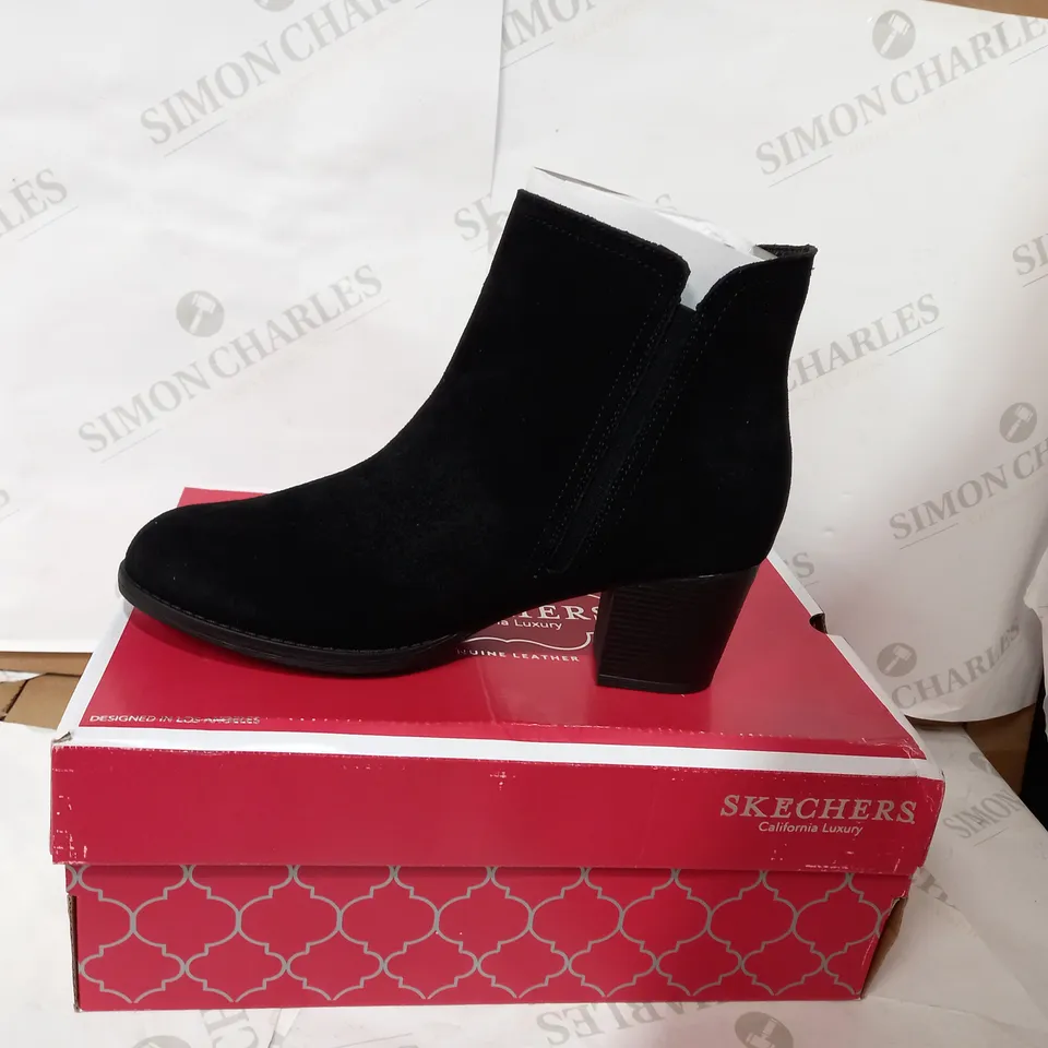 BOXED PAIR OF SKECHERS BLACK ZIP BOOTI  - SIZE 8