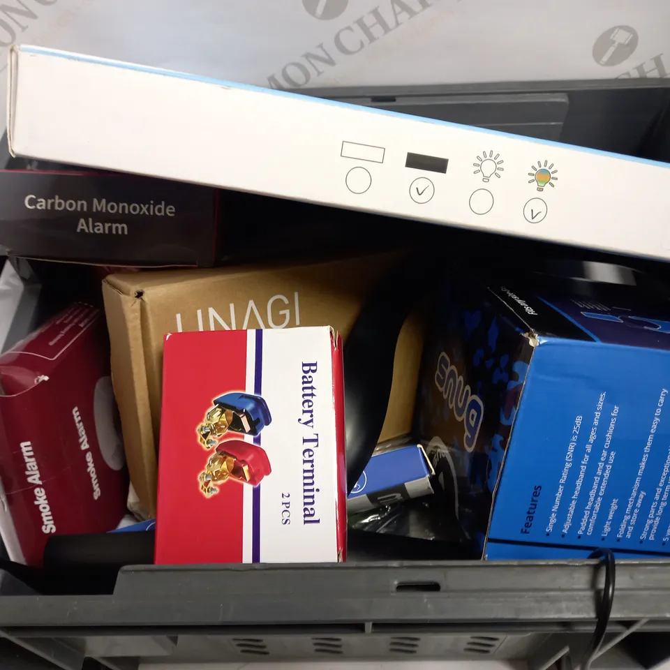 LOT OF APPROXIMATELY 25 ELECTRICALS TO INCLUDE UNAGI SCOOTER CHARGER, GH0717L ALARM CLOCK, BATTERY TERMINALS, ETC