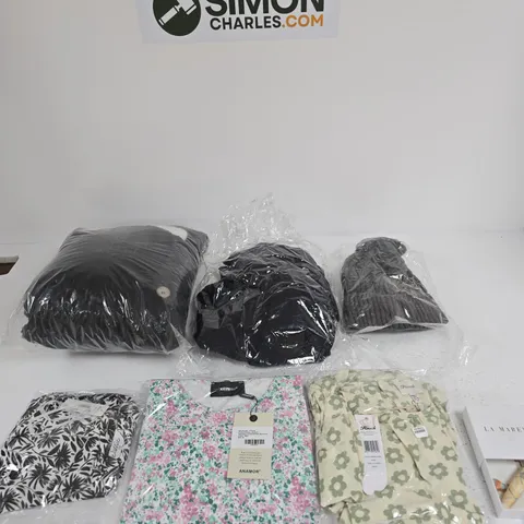 BOX OF APPROXIMATELY 15 ASSORTED CLOTHING ITEMS IN VARIOUS COLOURS, STYLES AND SIZES