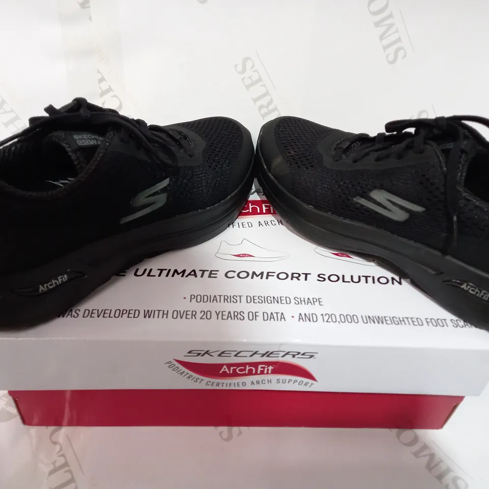BOXED PAIR OF SKECHERS BLACK TRAINERS - SIZE 4.5