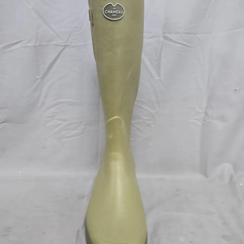 BOXED PAIR OF LE CHAMEAU WELLINGTON BOOTS IN DARK OLIVE SIZE UK 10